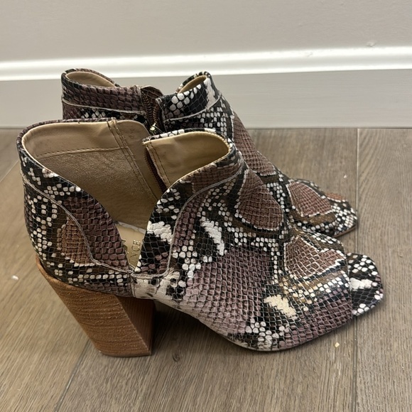 NEW! Vince Camuto Bronze Snake Print Fedrilla Open Toe Bootie - Size 7.5 - Picture 7 of 11